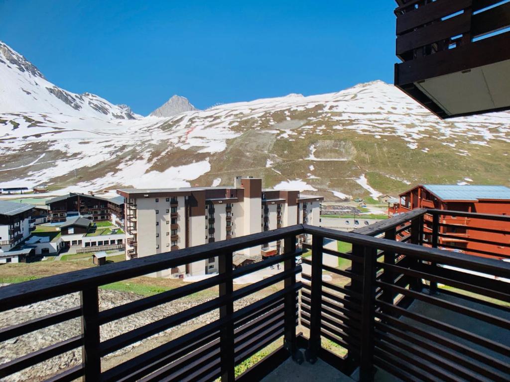 widok z balkonu ośrodka z pokrytymi śniegiem górami w obiekcie Studio cosy avec balcon · Proche pistes et commerces · Val Claret, Tignes - FR-1-502-322 w mieście Tignes