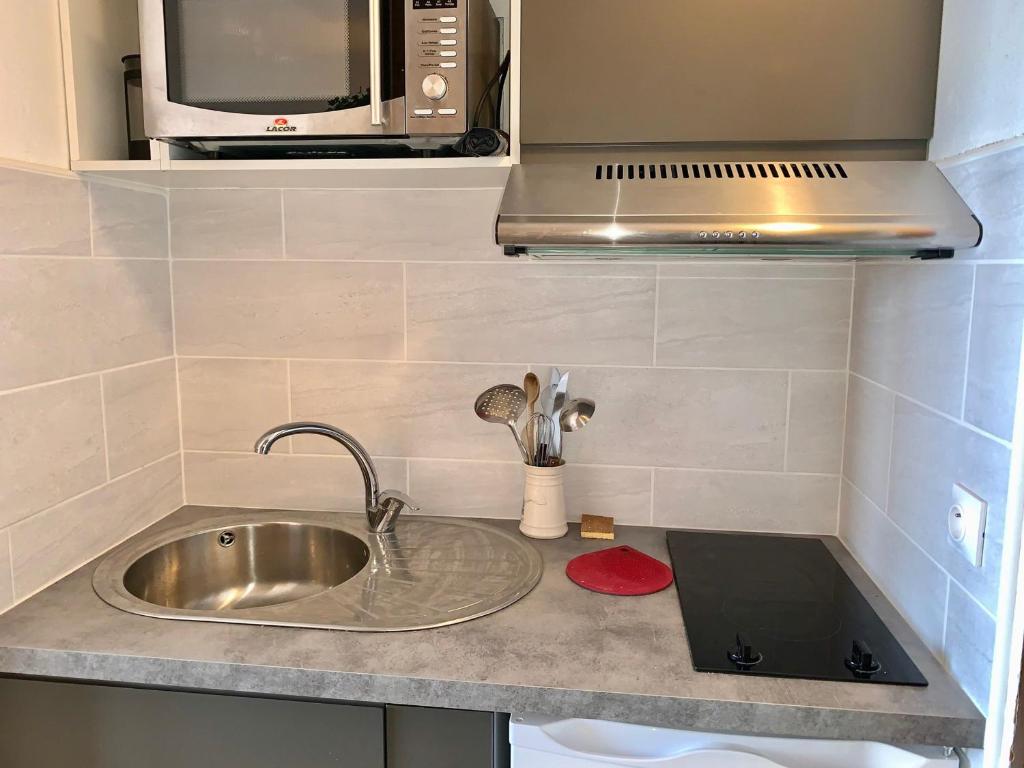 W kuchni znajduje się umywalka i kuchenka mikrofalowa. w obiekcie Studio cosy avec balcon · Proche pistes et commerces · Val Claret, Tignes - FR-1-502-322 w mieście Tignes