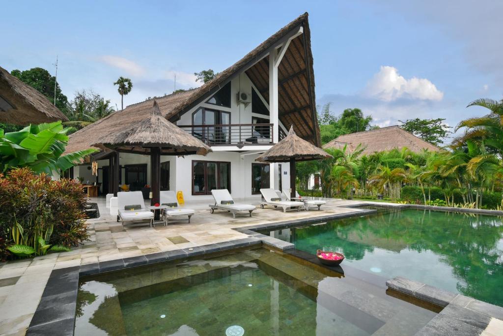 une villa avec une piscine et une maison dans l'établissement Villa Altamera, à Umeanyar