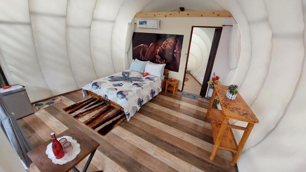 Postel nebo postele na pokoji v ubytování Shenanigans Glamping Resort
