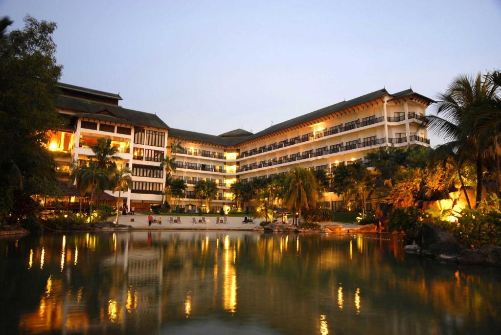 史里肯邦安的住宿－Mines Beach Resort Hotel，一座大型建筑,前面有湖泊