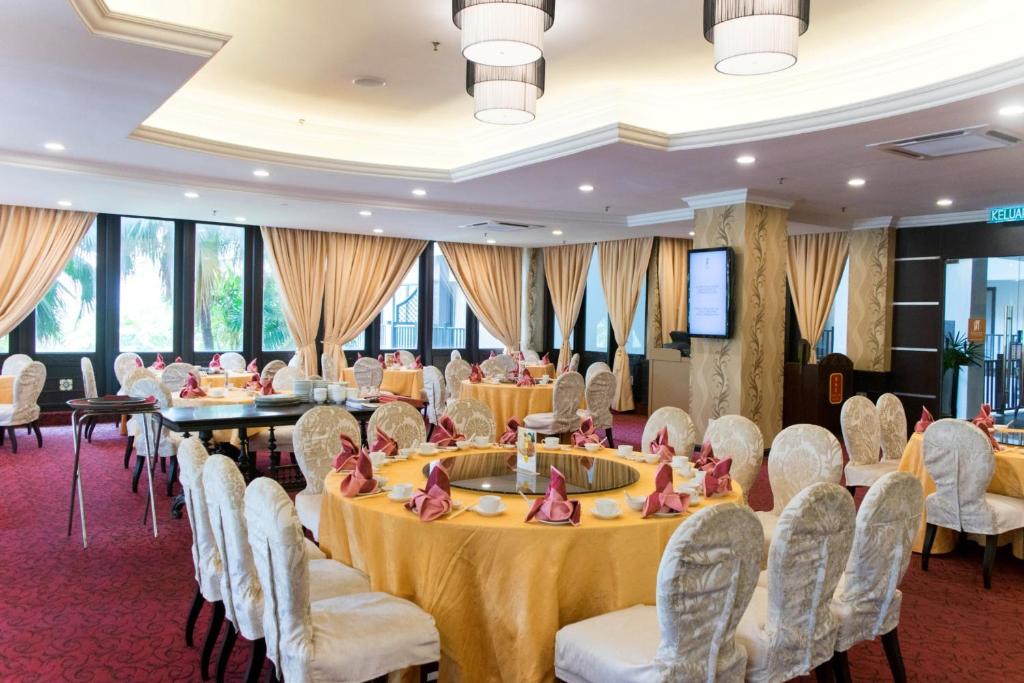 Restaurace v ubytování Mines Beach Resort Hotel