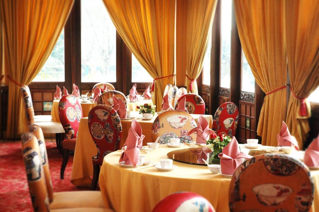Restaurace v ubytování Mines Beach Resort Hotel