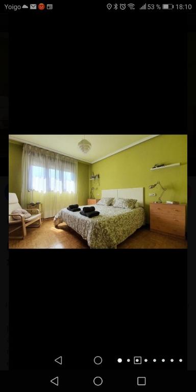 1 dormitorio con 1 cama grande en una habitación en Piso en Candás Asturias, en Candás