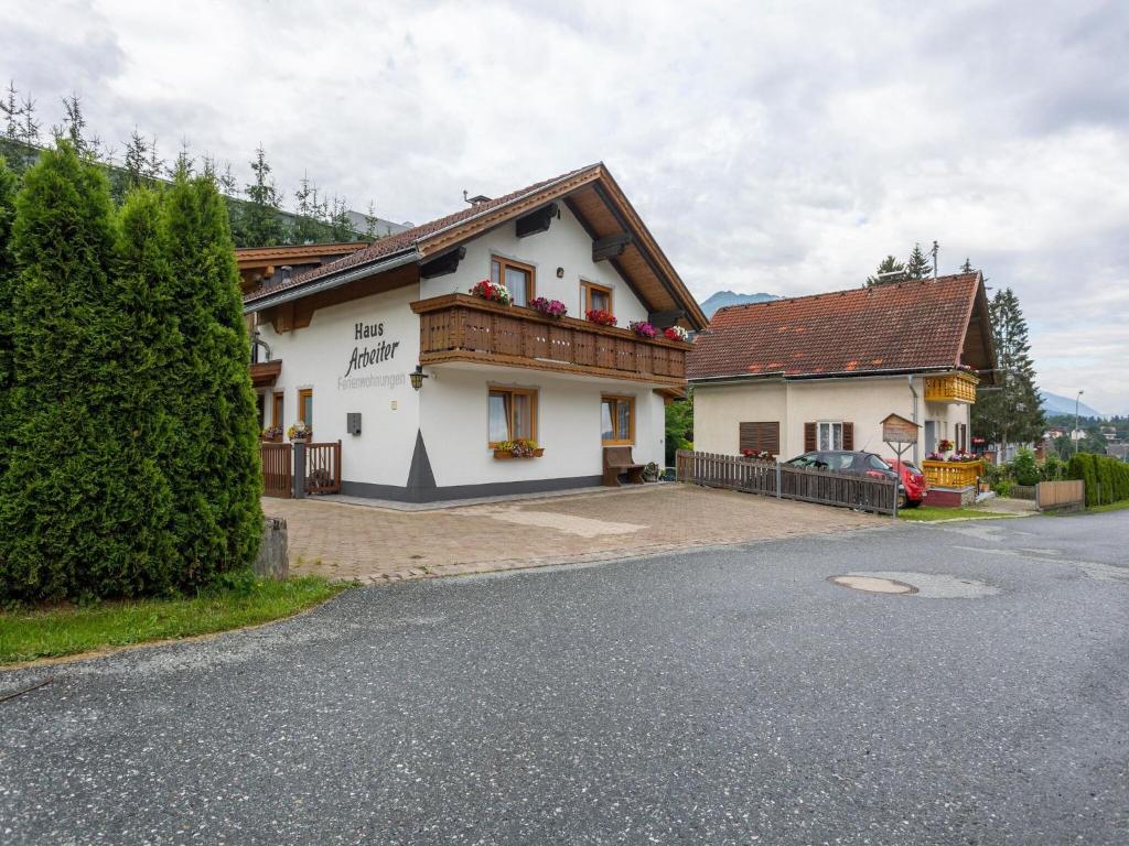 un edificio blanco con un balcón en el lateral. en Apartment in Tr polach Carinthia with pool, en Tröpolach