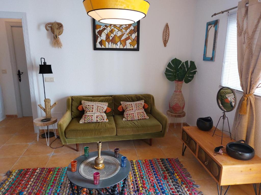 sala de estar con sofá y mesa en Bohemian 2 bed Apartamento Amarillo, en Agua Amarga