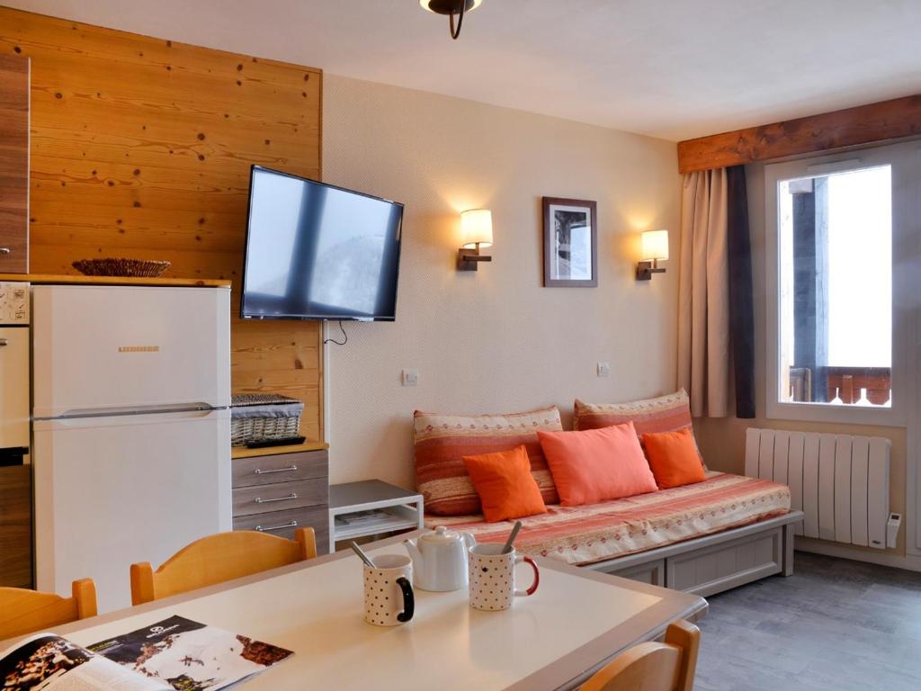 un salon avec un canapé et une télévision dans l'établissement Appart 2 pièces au pied des pistes, balcon, animaux OK - FR-1-181-2048, à La Plagne Tarentaise