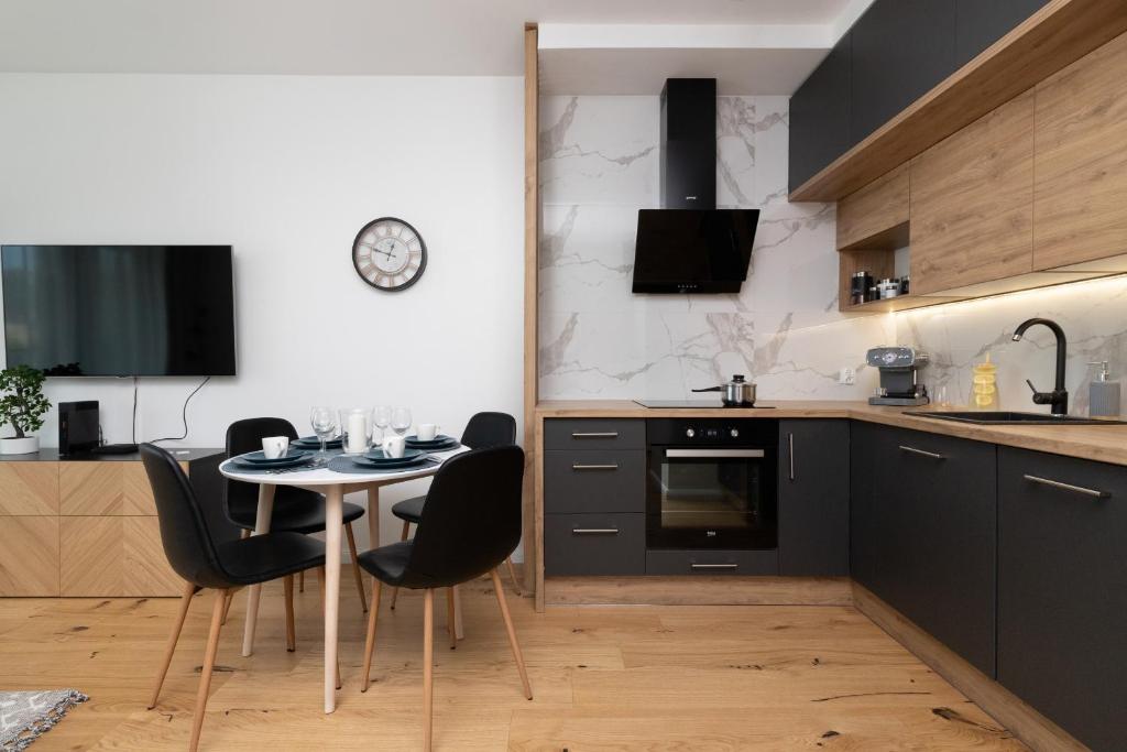 Kuchyňa alebo kuchynka v ubytovaní Apartament VESPA Beach Nearby by Noclegi Renters
