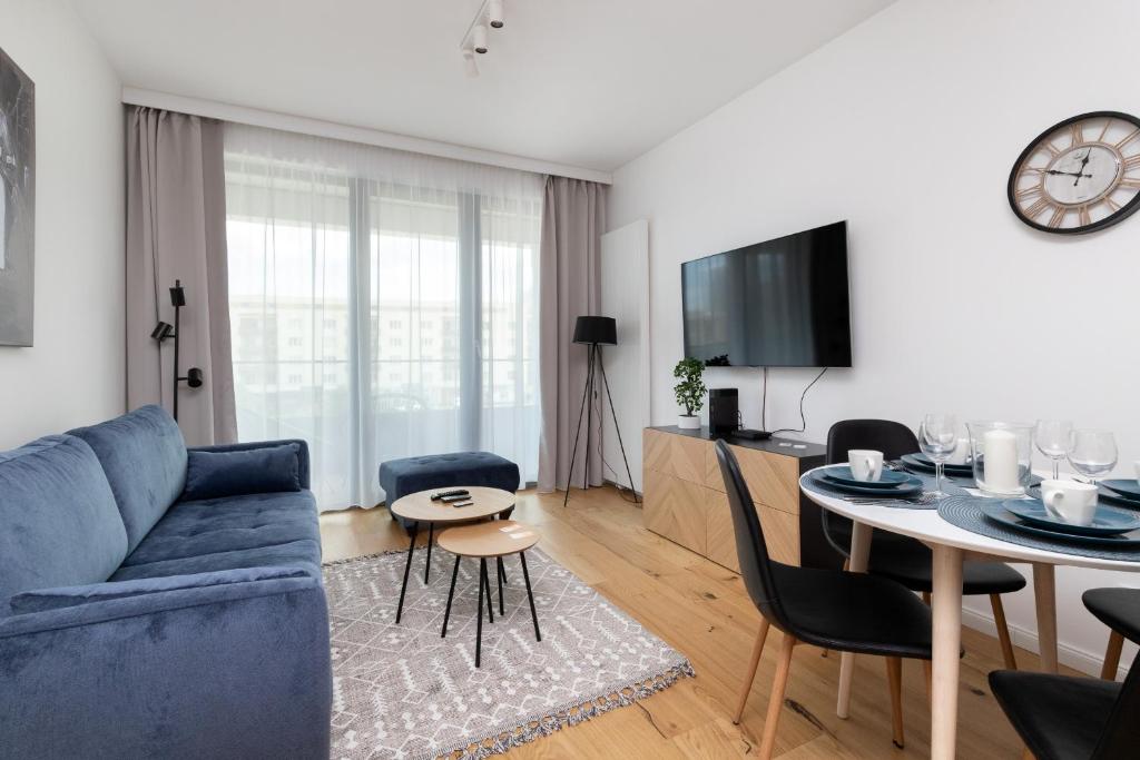 Televízia a/alebo spoločenská miestnosť v ubytovaní Apartament VESPA Beach Nearby by Noclegi Renters
