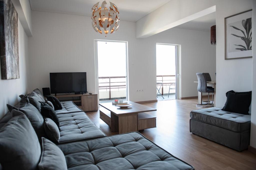 un soggiorno con divano e TV di Renovated apartment 5min from subway station 'Attiki' ad Atene