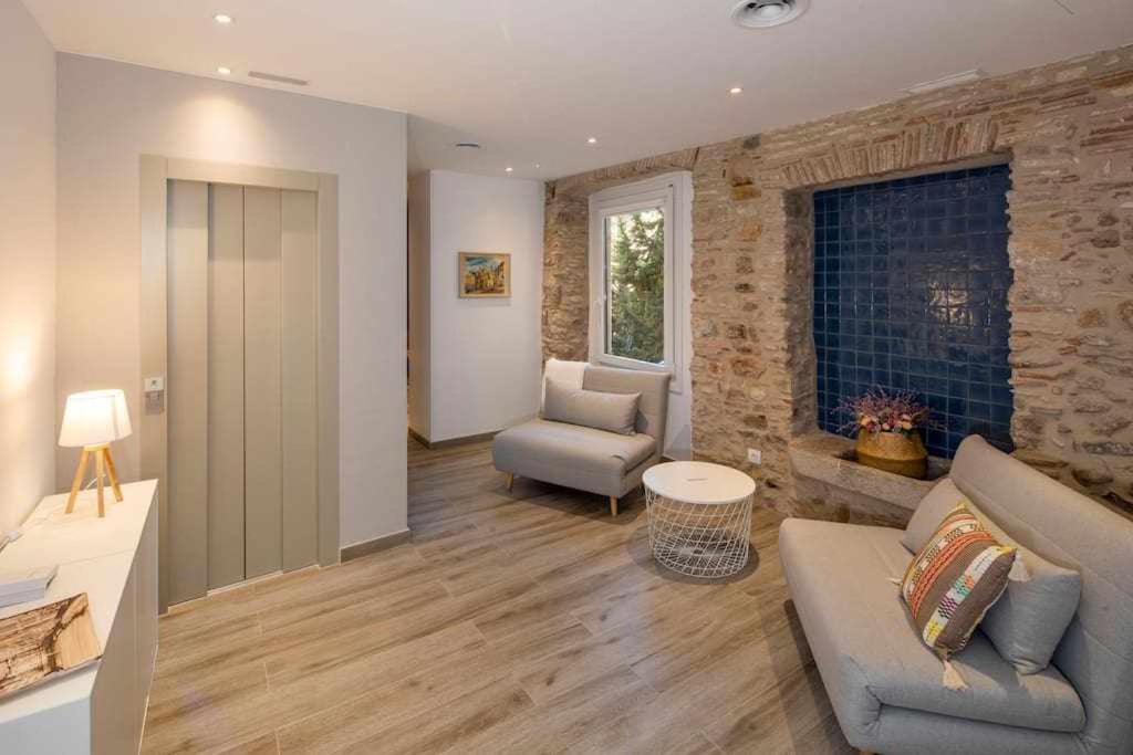 sala de estar con sofá y silla en Apartamento histórico en el Barri Vell Girona, en Girona