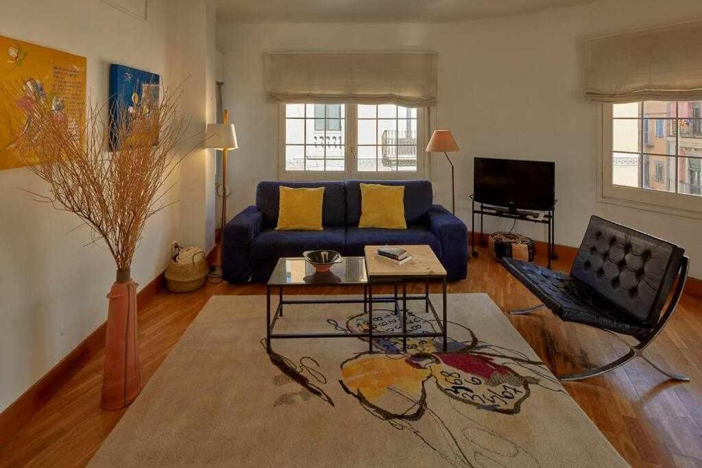 Televízia a/alebo spoločenská miestnosť v ubytovaní Apartamento Santa Clara Girona
