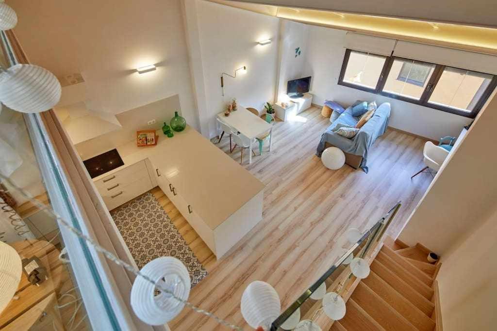 - Vistas a la sala de estar y al comedor en Apartamento dúplex Rei Martí, Girona, en Girona