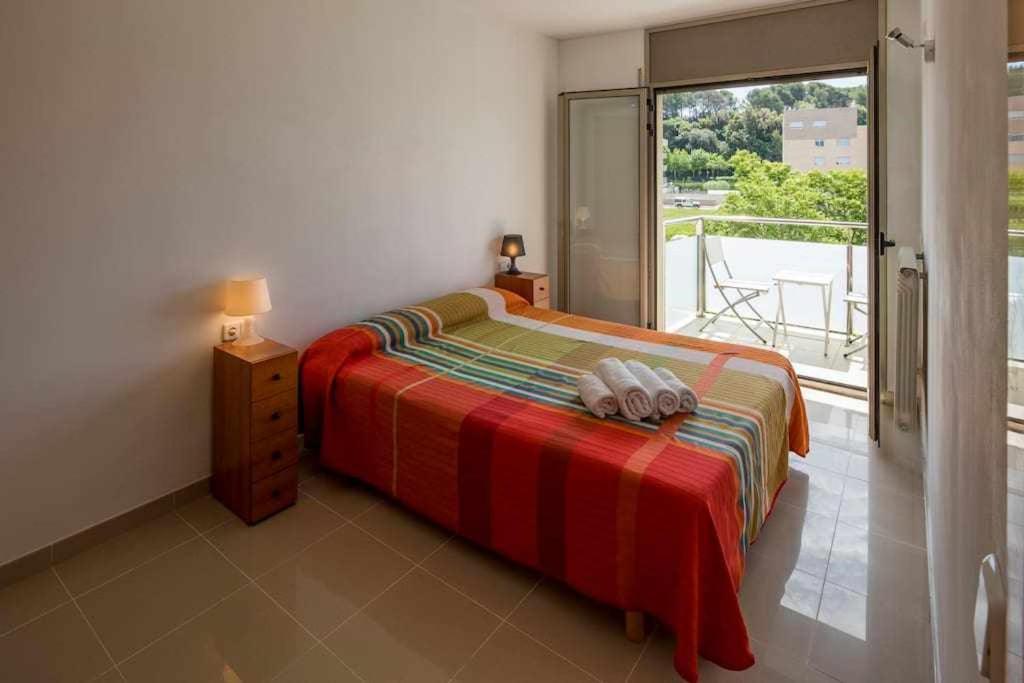 1 dormitorio con cama y ventana grande en Apartamento con parking privado en Girona, en Girona