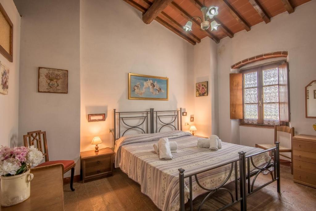 a bedroom with a large bed in a room at Poggio Primo - Bilocale Prunalbo in Castiglion Fibocchi