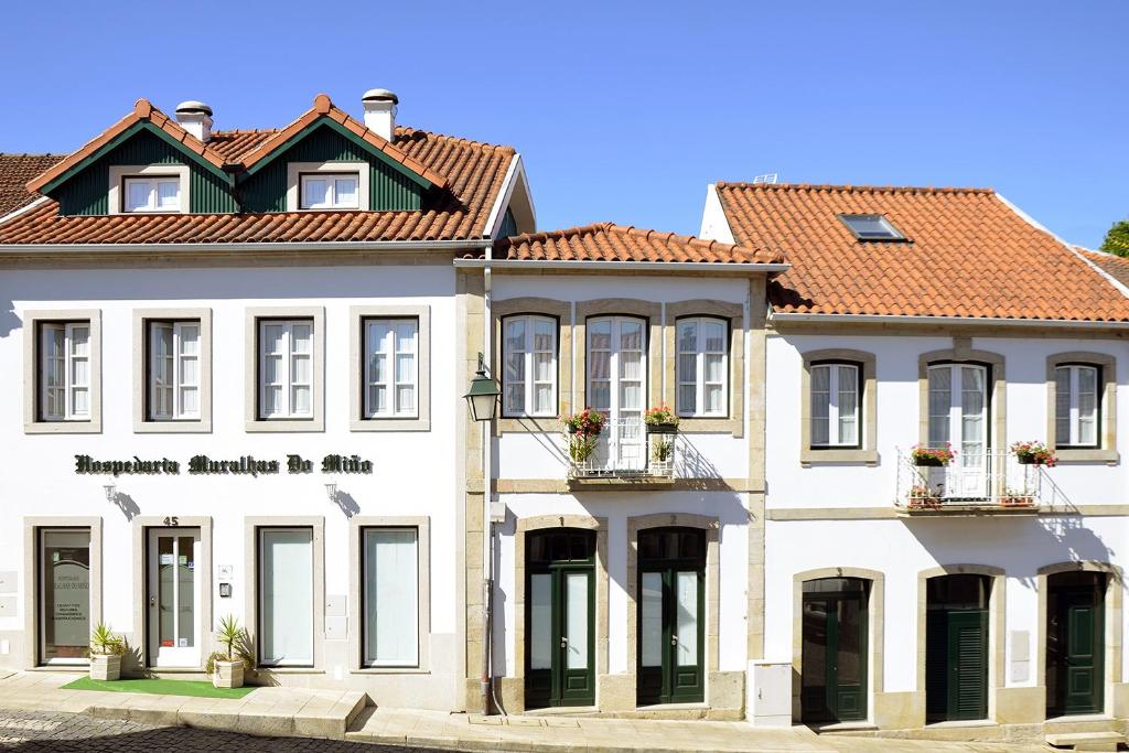 モンサオンにあるGuesthouse Muralhas do Minoの赤屋根白い建物