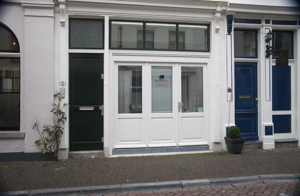 a white door on the side of a building at B&B Chez Cho in Utrecht