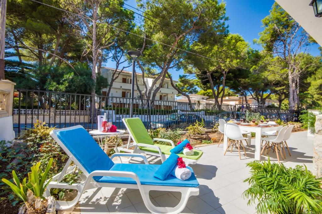 アルクーディアにあるIdeal Property Mallorca - Villa Rosita 12のパティオ(椅子、テーブル、犬付)
