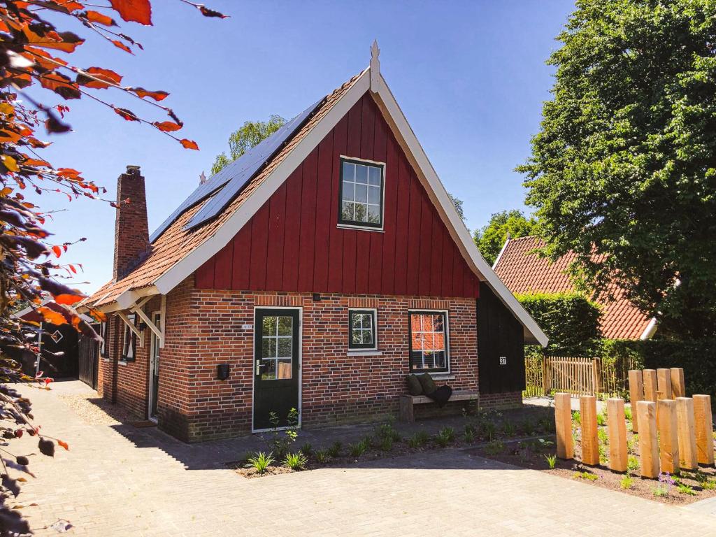 una casa de ladrillo rojo con techo rojo en Flierzicht en Lievelde