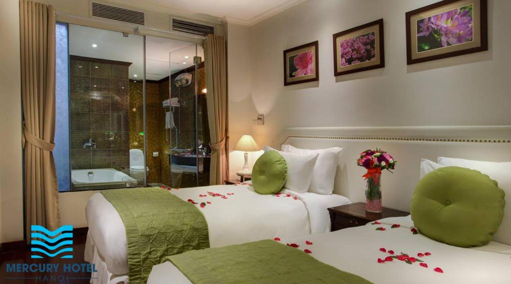 Postel nebo postele na pokoji v ubytování Mercury Central Hotel Hanoi