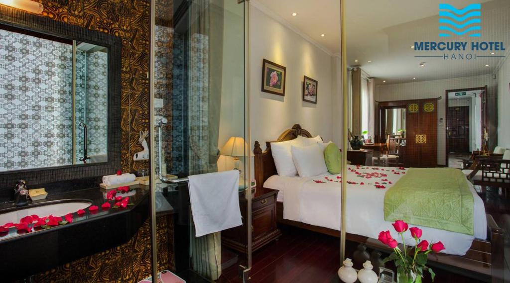 Postel nebo postele na pokoji v ubytování Mercury Central Hotel Hanoi