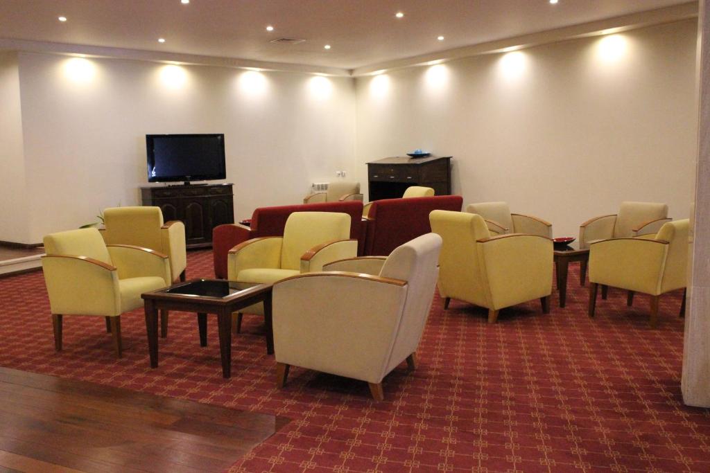 Uma TV ou centro de entretenimento em Hotel Santa Maria