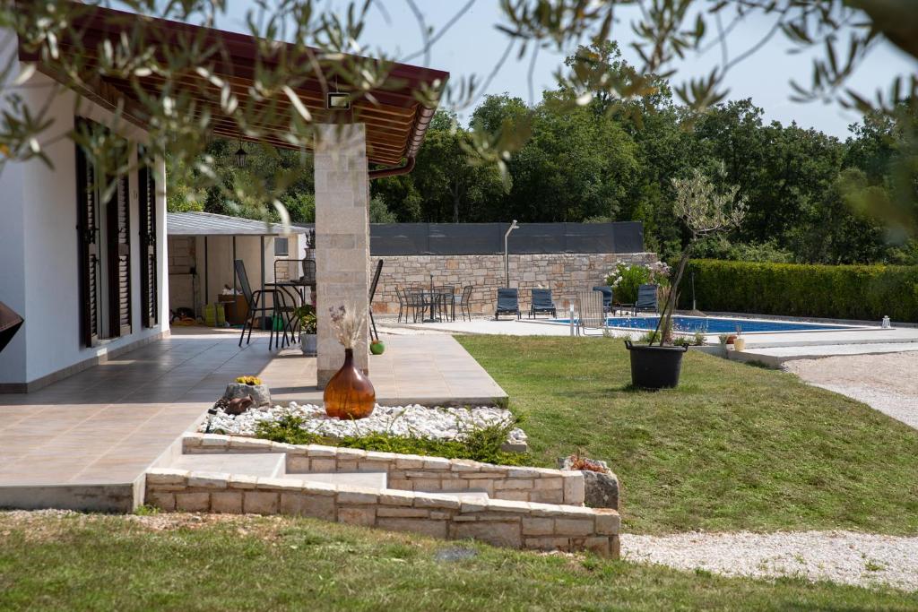a backyard with a patio with a table and chairs at Casa Grazia in Rovinj