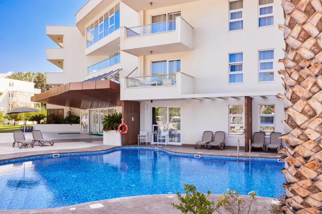 Bazén v ubytování Azul Beach Resort Montenegro by Karisma - All Inclusive nebo v jeho okolí