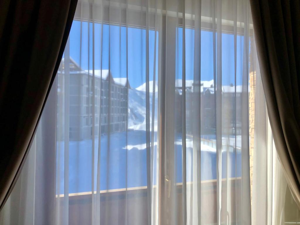 okno z widokiem na góry w obiekcie GVC 2-room 116 New Gudauri w mieście Gudauri