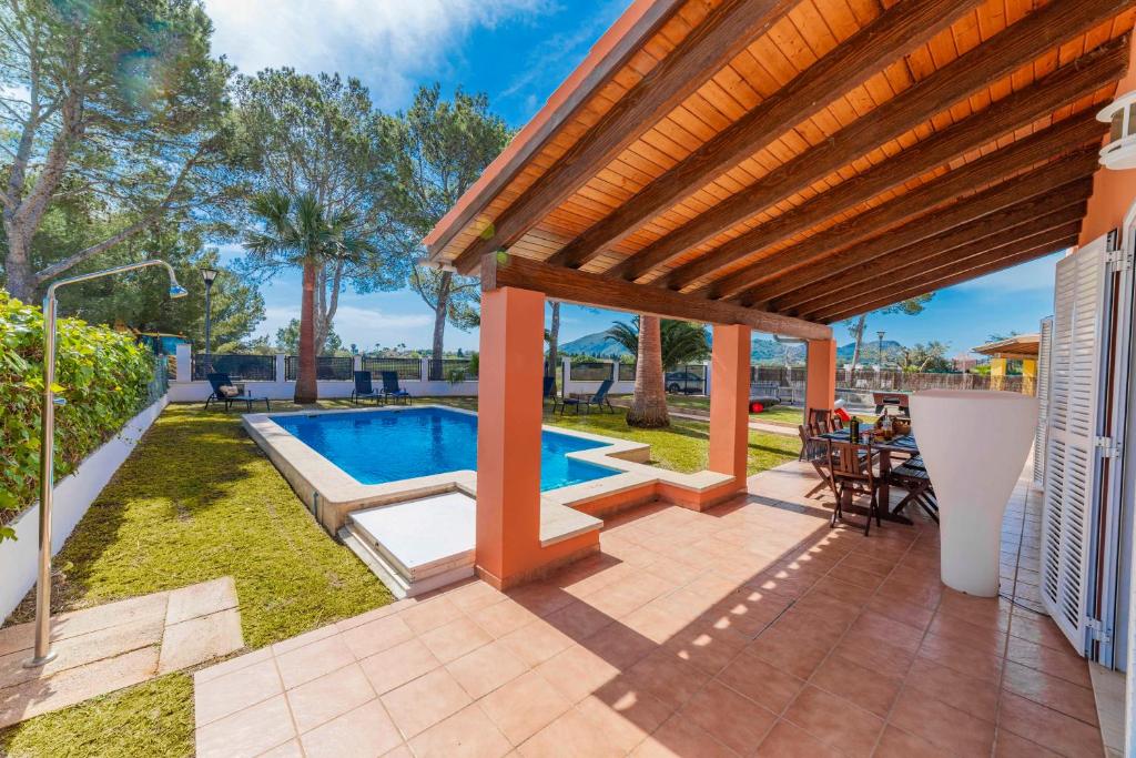 Bazén v ubytování Villa MENORCA by Mallorca Villa Selection nebo v jeho okolí