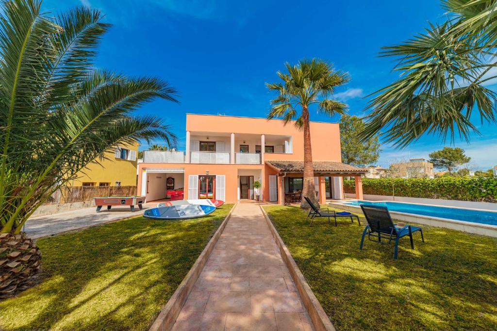 Bazén v ubytování Villa MENORCA by Mallorca Villa Selection nebo v jeho okolí