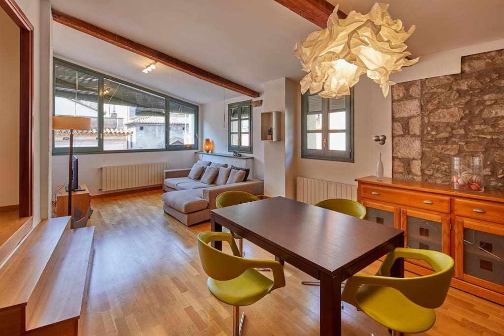 een woonkamer met een tafel en gele stoelen bij Apartamento Francesc Samsó Girona in Girona