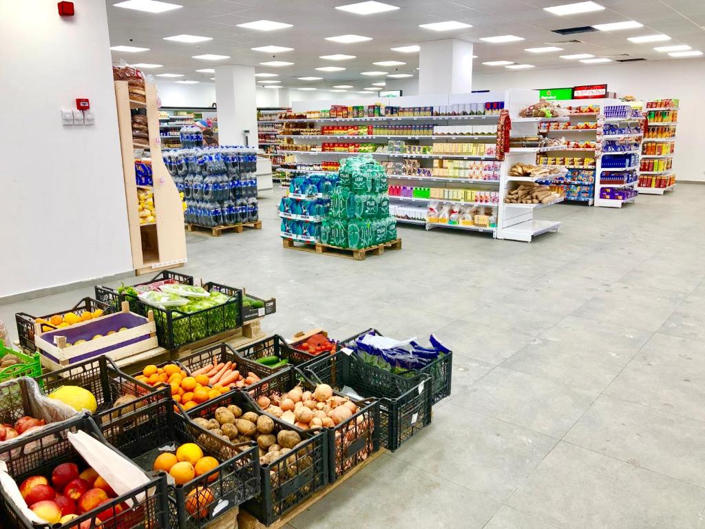 Supermarket nebo jiné obchody v  apartmánu nebo okolí