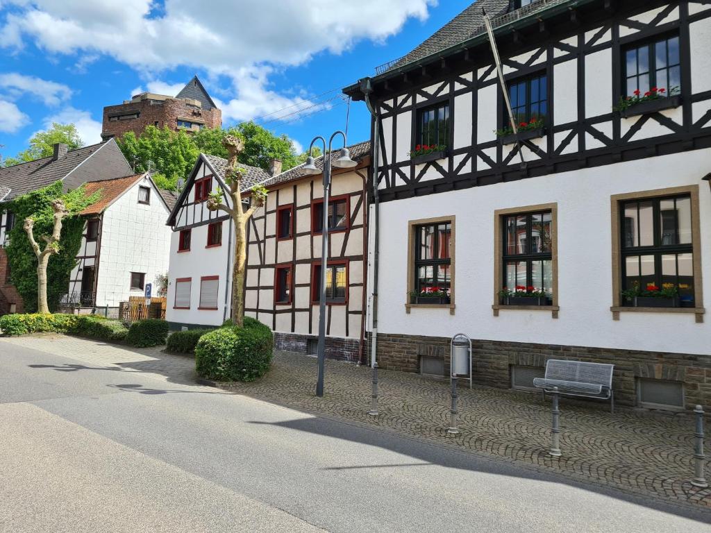 a row of houses in a town with a castle in the background at Ferienwohnung am Rathaus in Heimbach