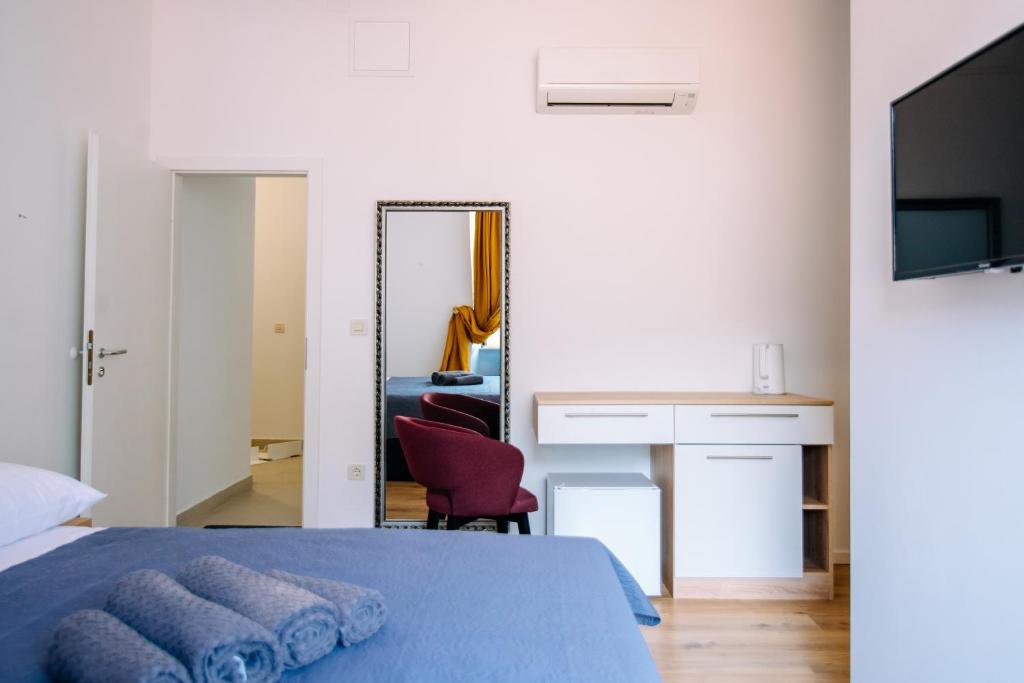 Posteľ alebo postele v izbe v ubytovaní ART DECO DUBROVNIK ROOMS by DuHomes