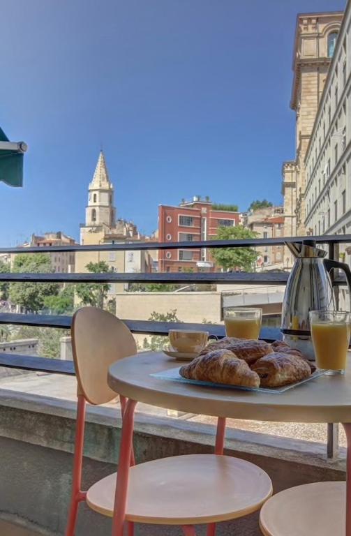- une table avec un plateau de pâtisseries sur un balcon dans l'établissement Balcony on the true Marseille, à Marseille
