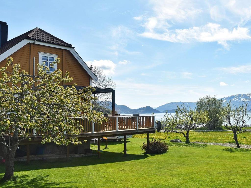 ein Haus mit einer Terrasse mit Blick auf das Wasser in der Unterkunft Holiday home Frei II in Frei