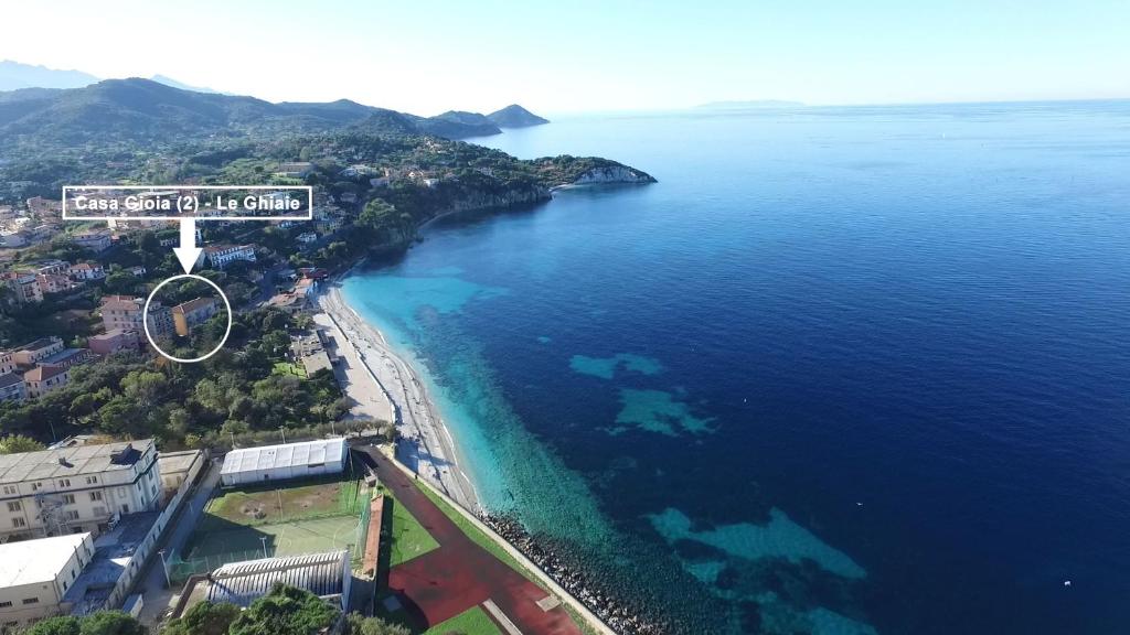 una vista aerea su una spiaggia e sull'oceano di Casa Gioia (2) - Le Ghiaie a Portoferraio