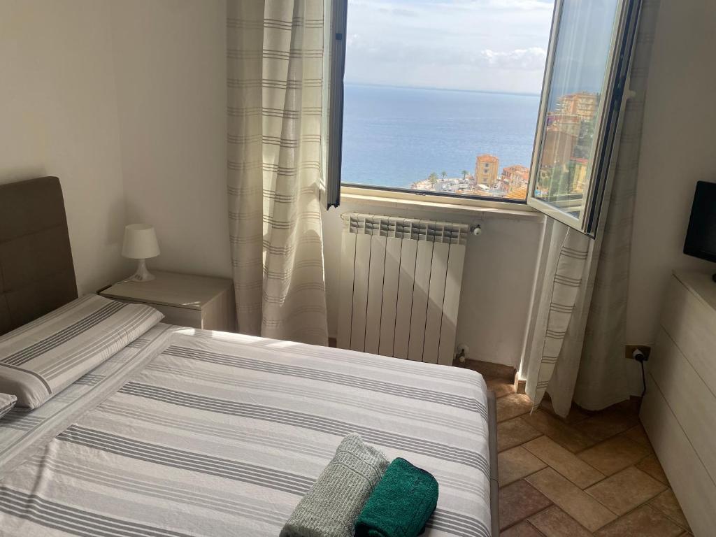 A bed or beds in a room at BILOCALE VISTA MARE CON POSTO AUTO