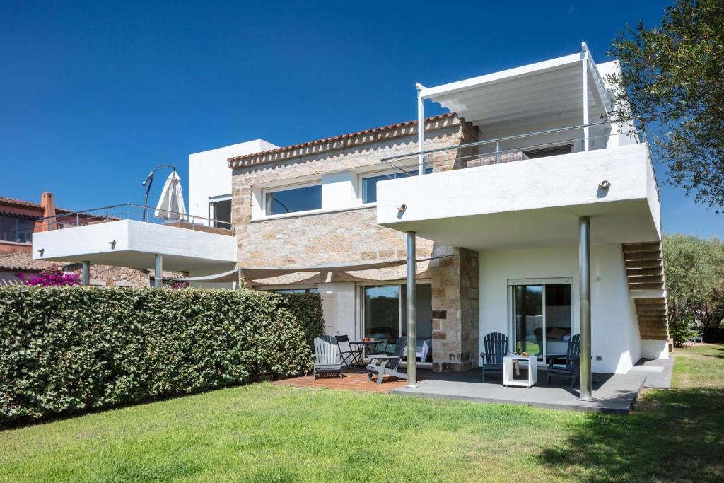 オルビアにあるSardegna è - Villa Relax&Designの芝生の広い白い家