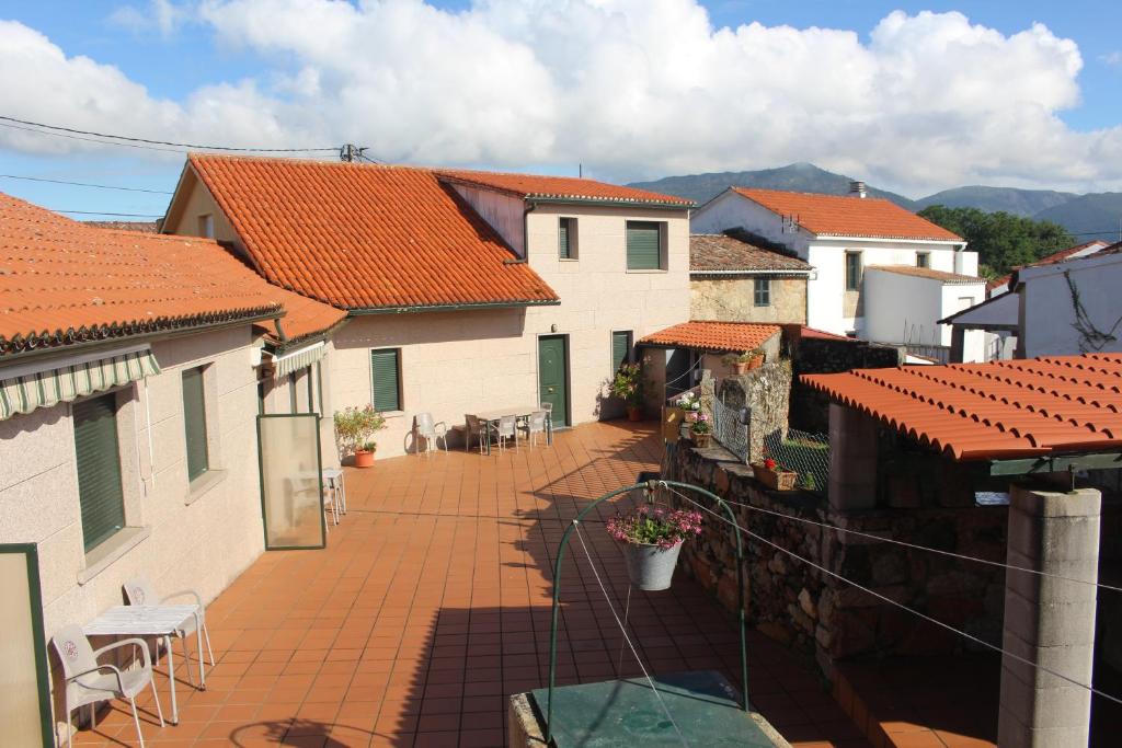 - une vue depuis le balcon d'une maison avec des toits orange dans l'établissement APARTAMENTOS OUTEIRO, à Pobra do Caramiñal