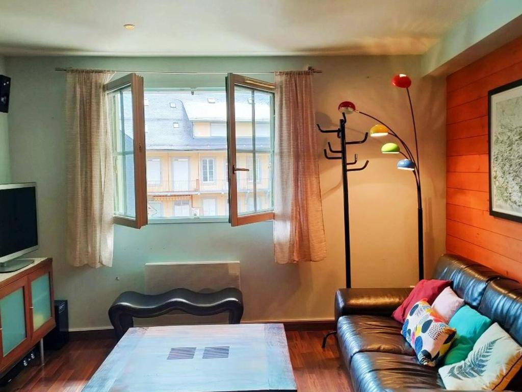 Μια τηλεόραση ή/και κέντρο ψυχαγωγίας στο Appartement central à Cauterets, 4 pers, calme - FR-1-234-262