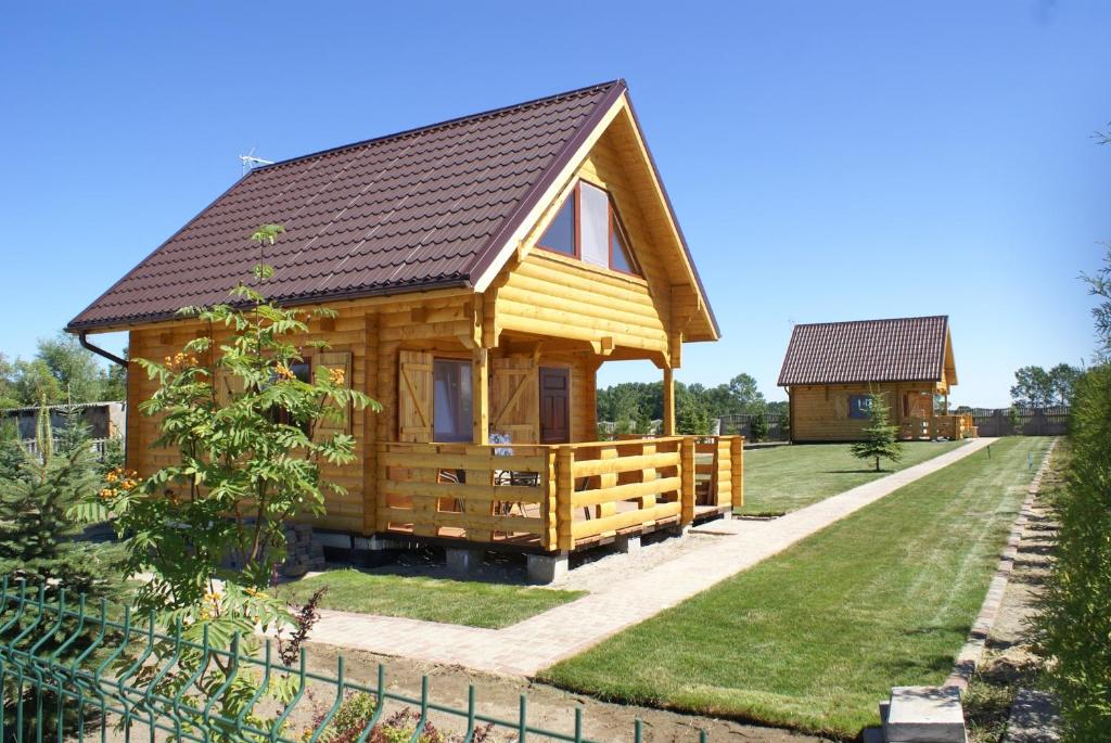 Cabaña de madera con valla y casa en Domek Morski 2C, en Łukęcin