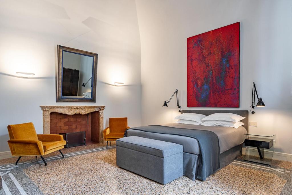Schlafzimmer mit einem Bett, einem Kamin und einem Spiegel in der Unterkunft Dimora Bormioli in Bari