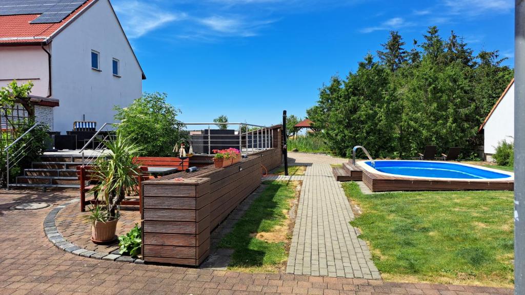 Bazén v ubytování B&B Talstation nebo v jeho okolí