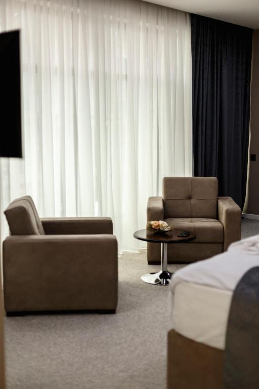 Prostor za sedenje u objektu Parallel Hotel