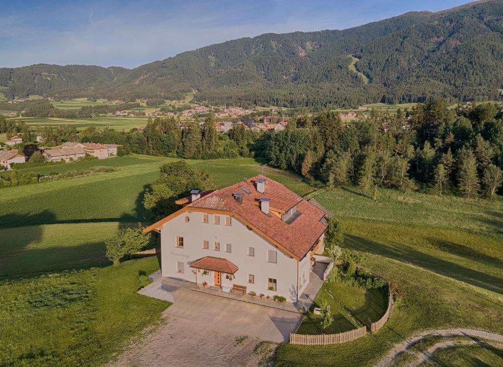 una vista aérea de una casa en un campo en Moarberg, en Brunico