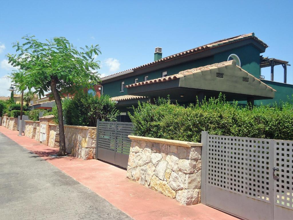 a fence in front of a house at Ciudad Jardin in Peñíscola
