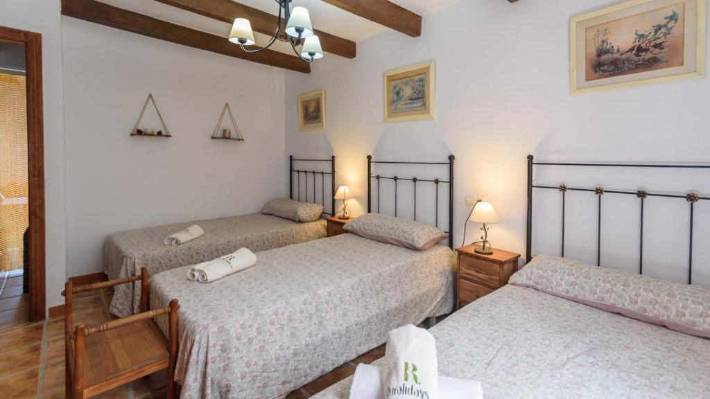 Postel nebo postele na pokoji v ubytování Casa Las Esparragueras Competa by Ruralidays