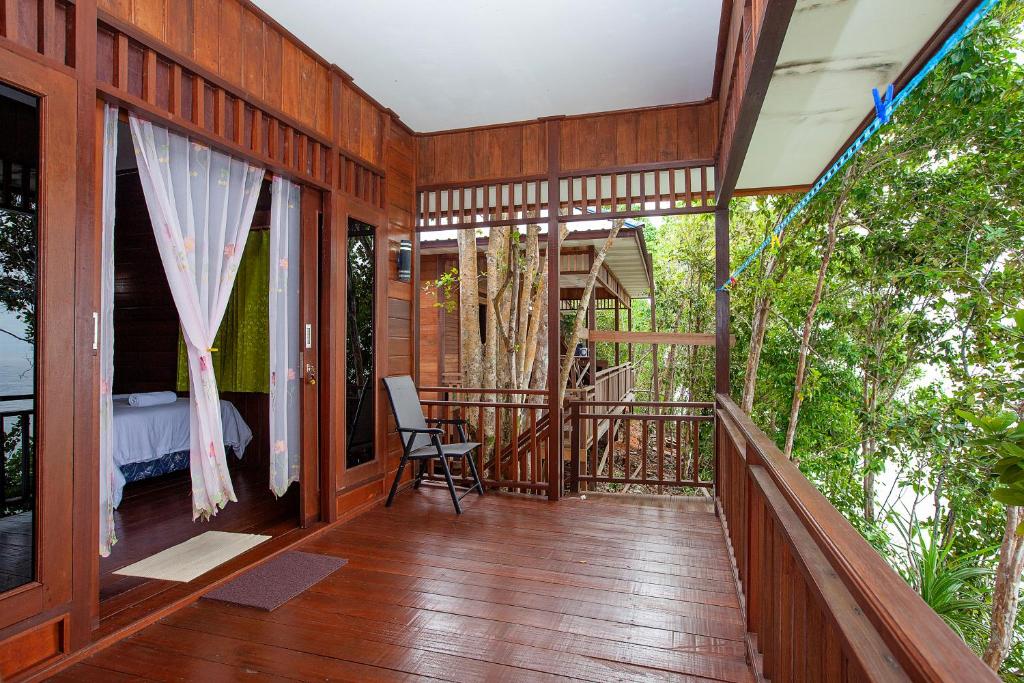 Ein Balkon oder eine Terrasse in der Unterkunft Maratua Dive Center And Lodge